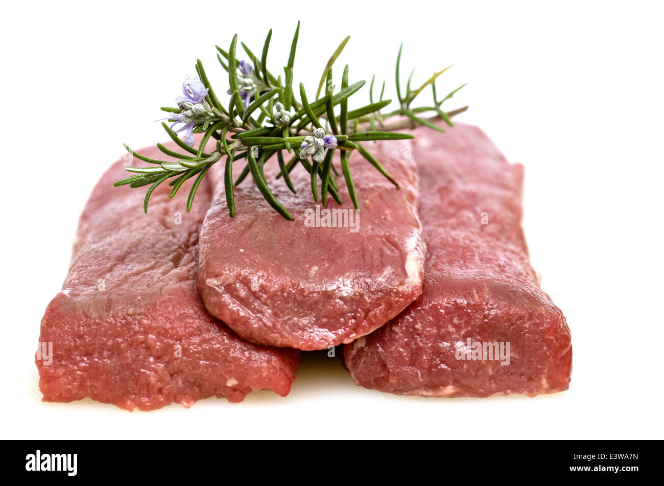 Materie filetto di agnello con rosmarino su sfondo bianco Foto Stock