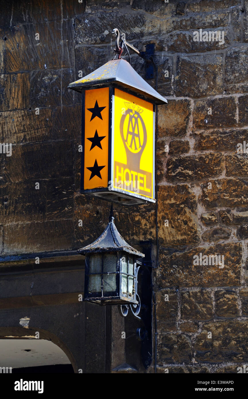 Vecchio Automobile Association tre stelle hotel segno, Chipping Campden, il Costwolds, Gloucestershire, Inghilterra, Regno Unito, Europa occidentale. Foto Stock
