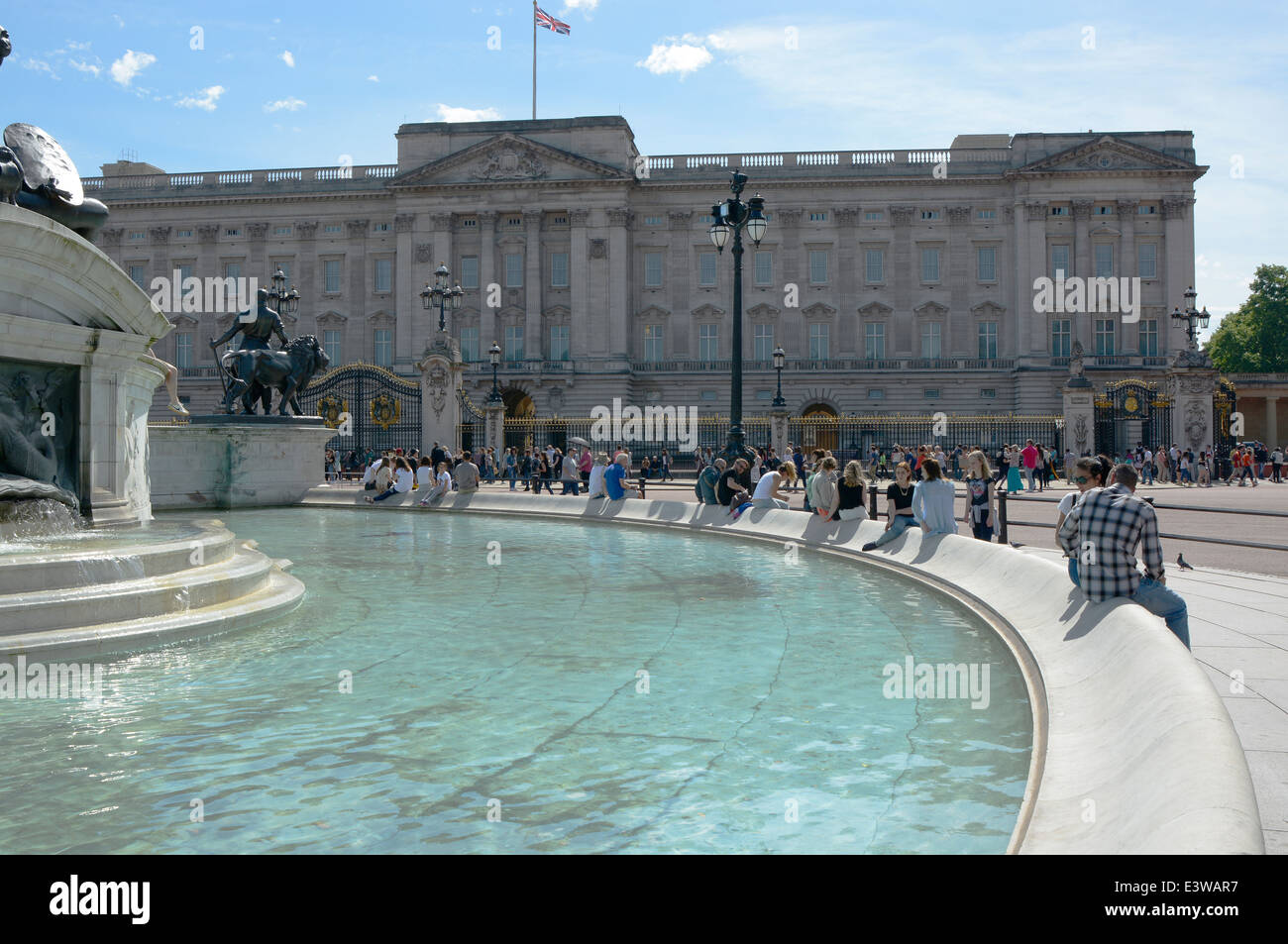 La regina Victoria Memorial e Buckingham Palace si trova a Westminster. Londra. In Inghilterra. Con i turisti. Foto Stock