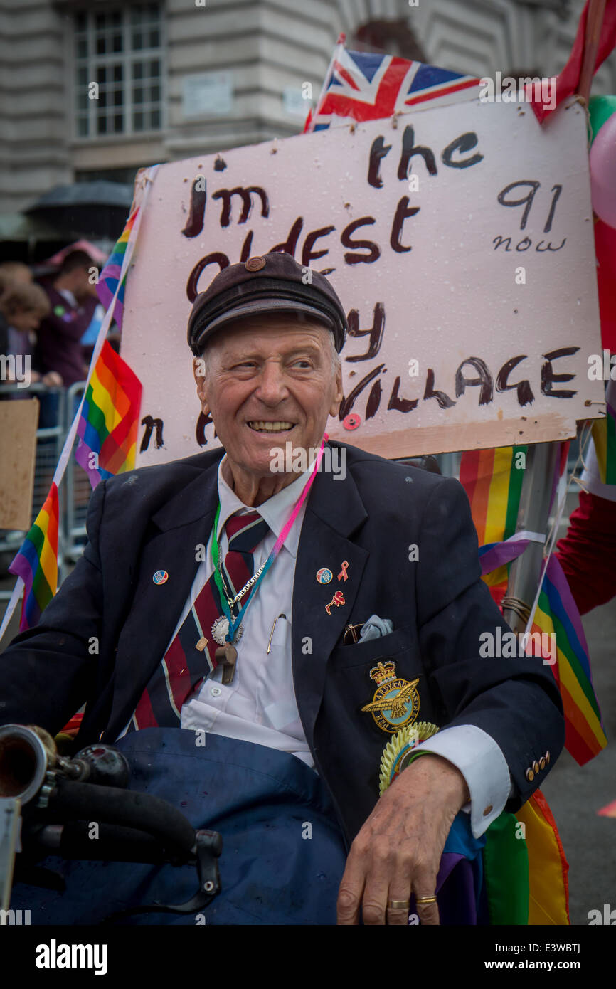 Vecchio uomo gay al Pride di Londra 2014 Foto Stock