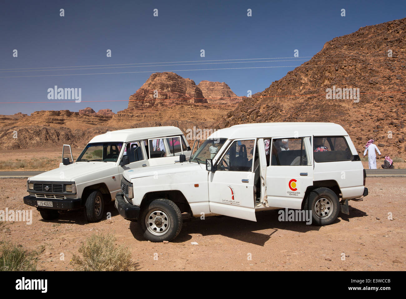 Giordania, Wadi Rum, 4WD veicoli turistici di giordani fondo hashemita per lo sviluppo umano nel deserto Foto Stock