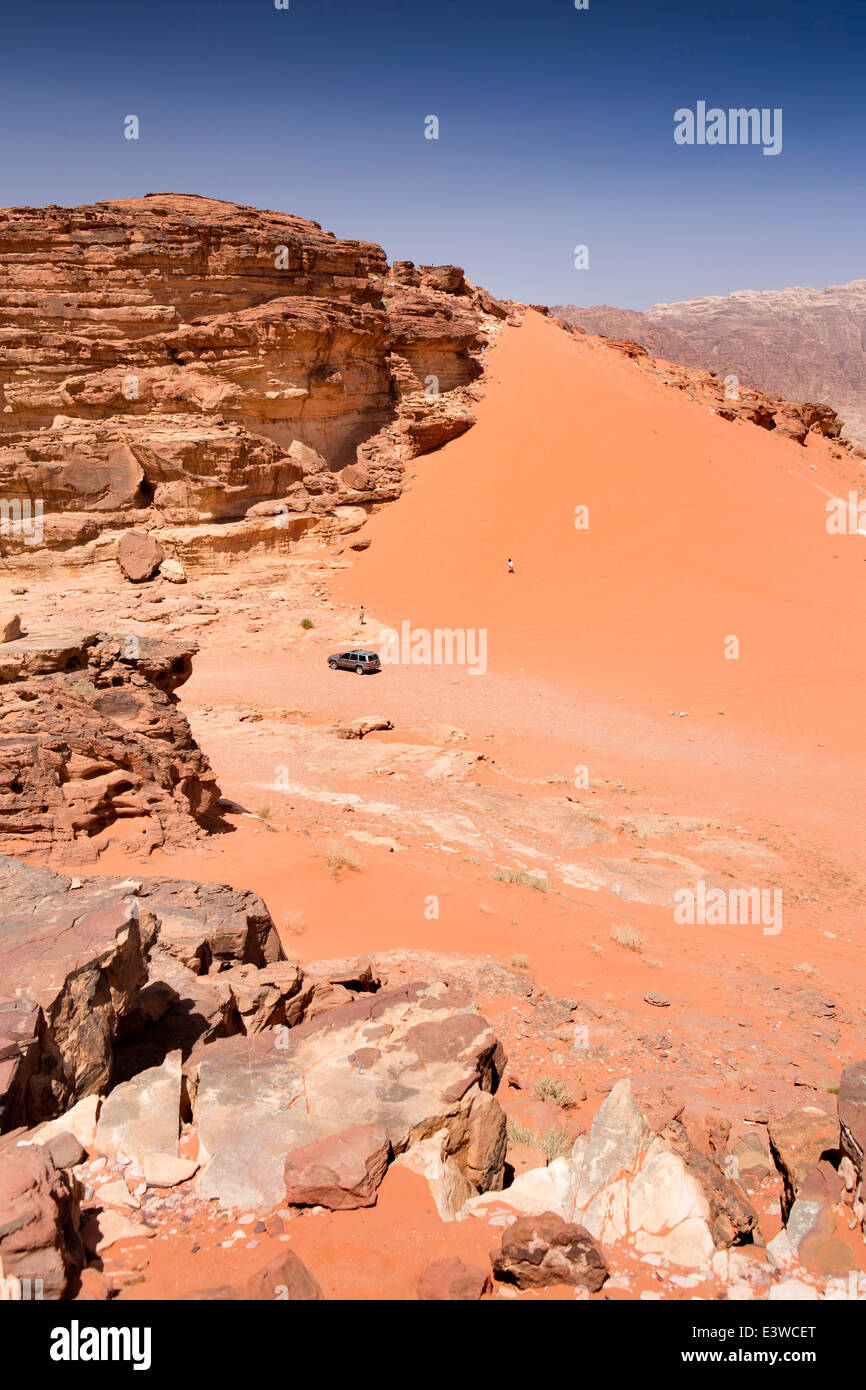 Giordania, Wadi Rum, turistico su 4wd safari tra le dune di sabbia rossa Foto Stock