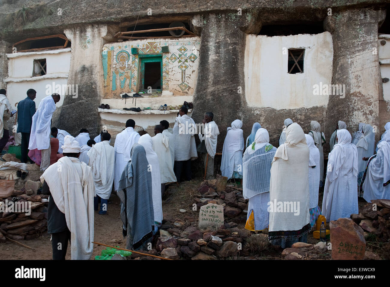 Massa ortodossa di fronte una roccia scavate chiesa ( Etiopia) Foto Stock
