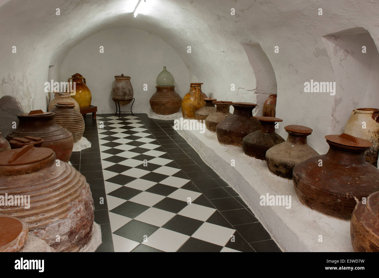 Griechenland, Symi, Kloster Panormitis, Keller mit Tongefässen im Museo del Folclore Foto Stock