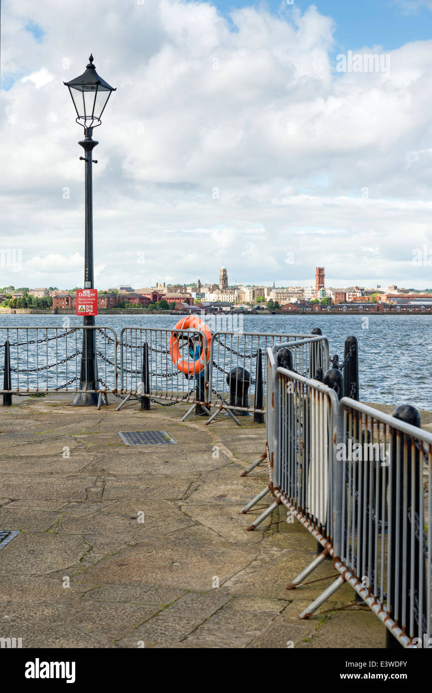 Le luci di strada lungo il molo-testa a fianco del fiume Mersey che scorre attraverso la città di Liverpool. Dock può essere visto sul Foto Stock