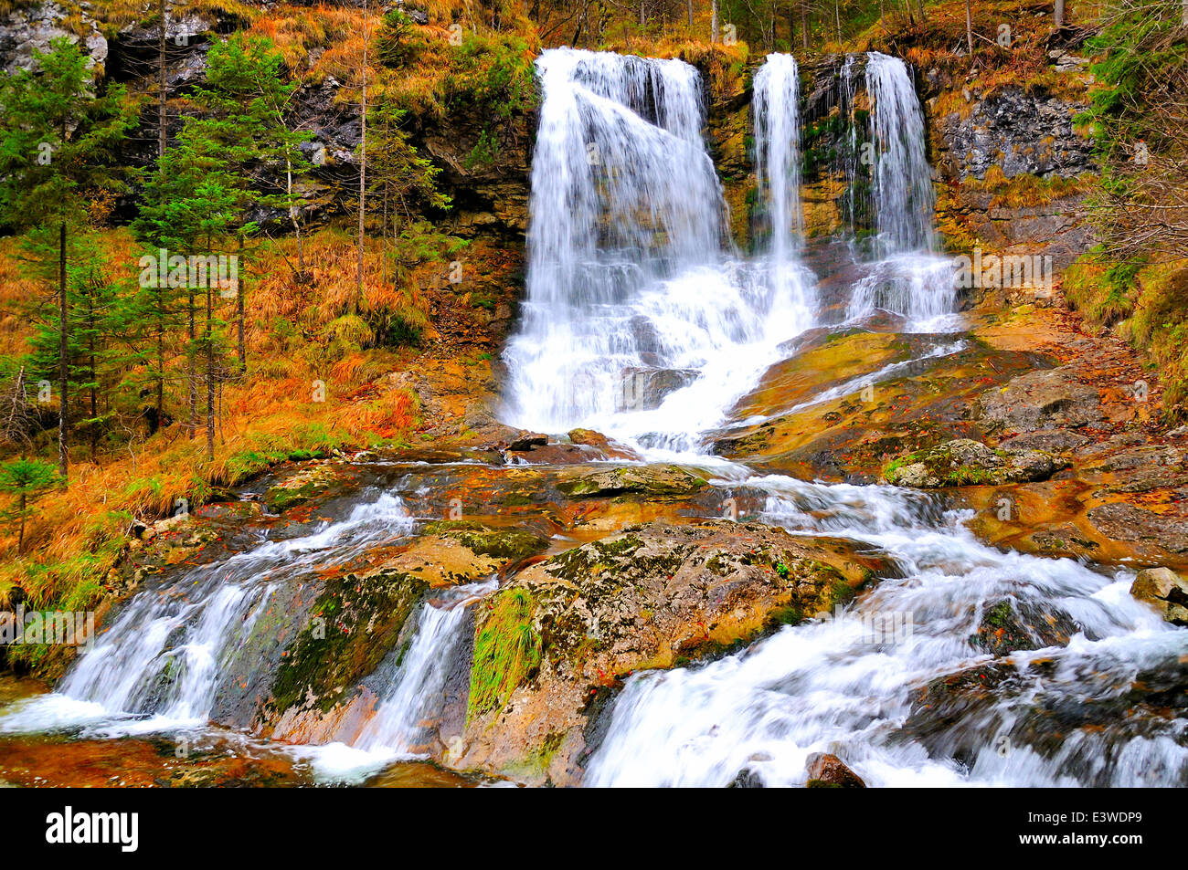 Bella wild cascata autunnali nei boschi Foto Stock