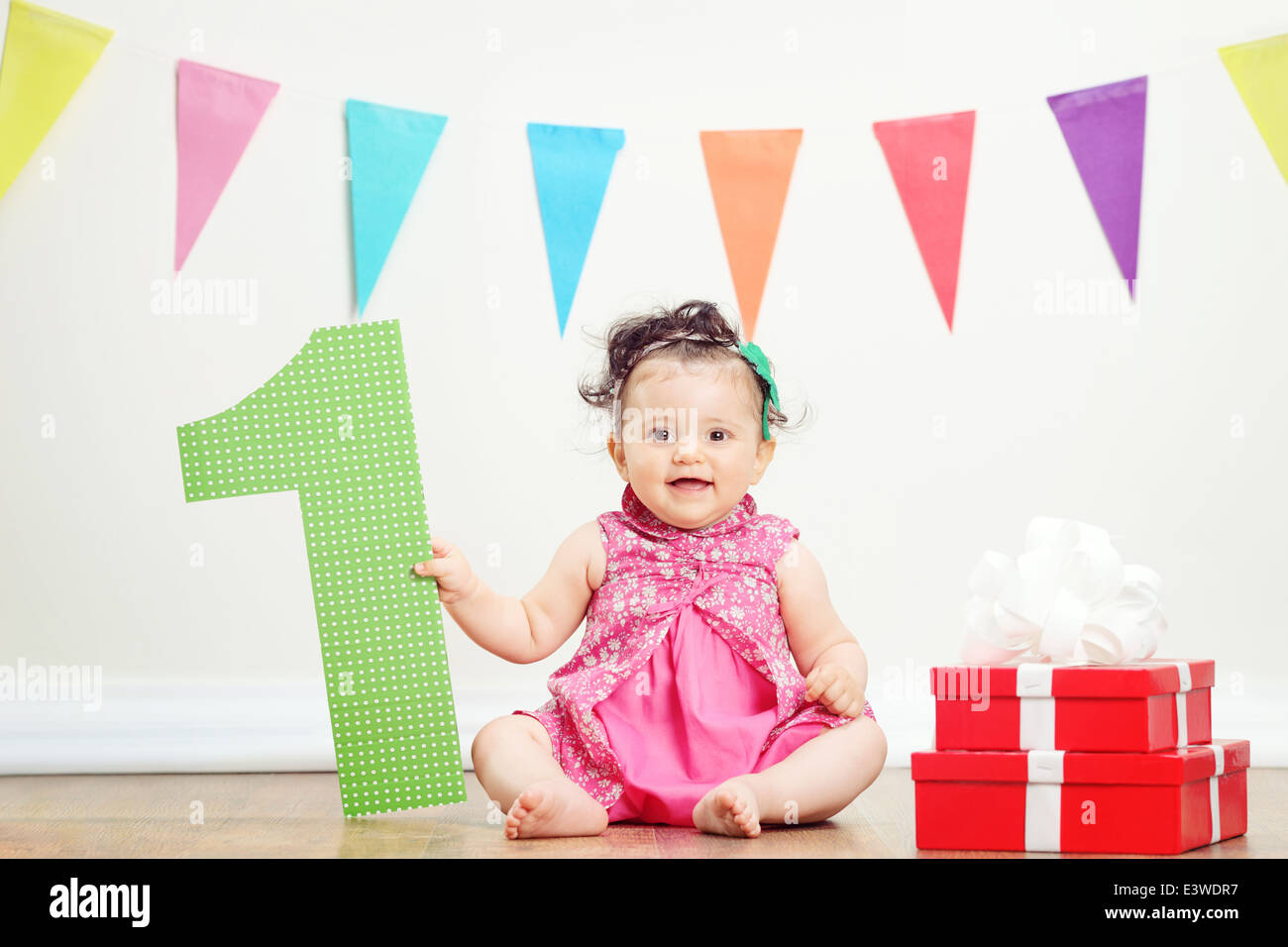 Compleanno di corona di carta per un baby-girl Foto stock - Alamy