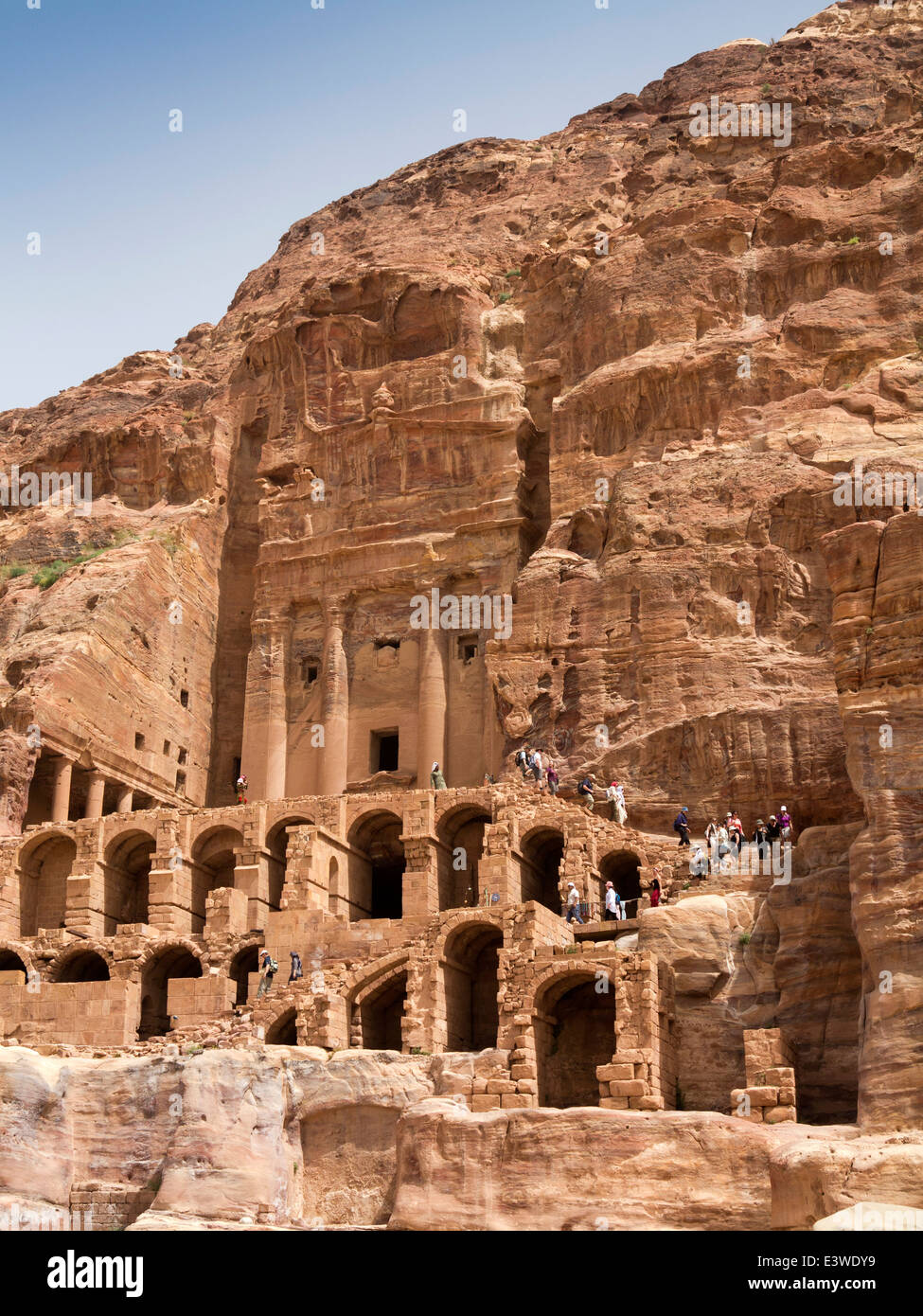Giordania, Araba, Petra, i turisti a urna del sepolcro e Al Mahkama (tribunale) Foto Stock