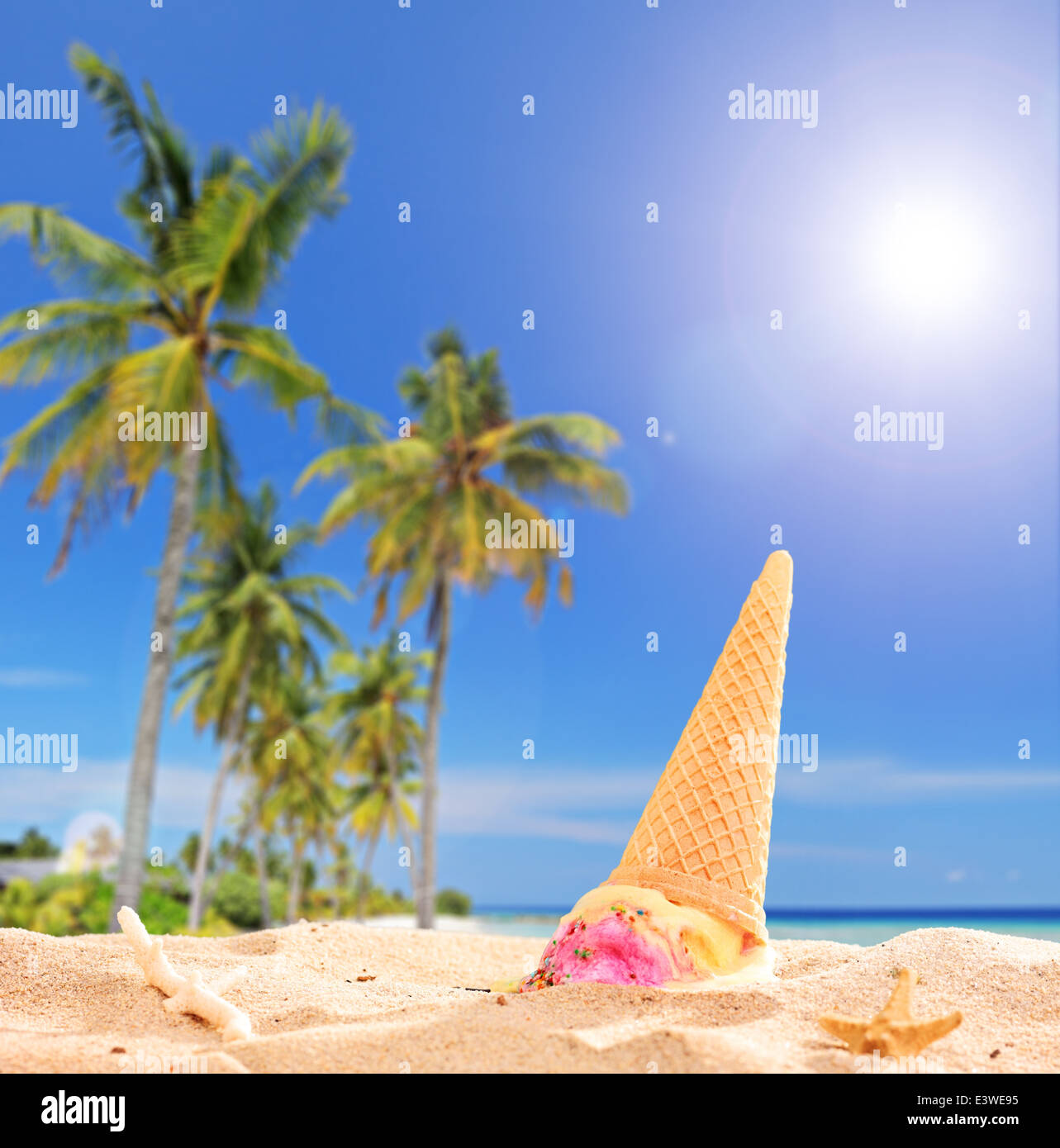 Ice Cream gettato nella sabbia su una spiaggia tropicale con il focus sul gelato Foto Stock