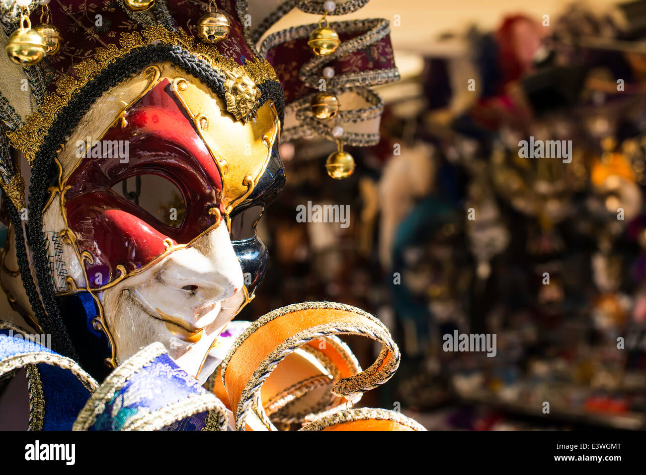 Carnevale veneziano maschere sul mercato di vendita Foto Stock