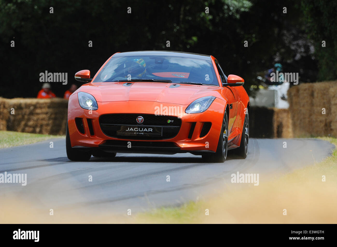 Il brasiliano racing driver Bruno Senna comanda la Jaguar F-tipo coupé su per la collina e salire al Festival di Goodwood di velocità. Foto Stock