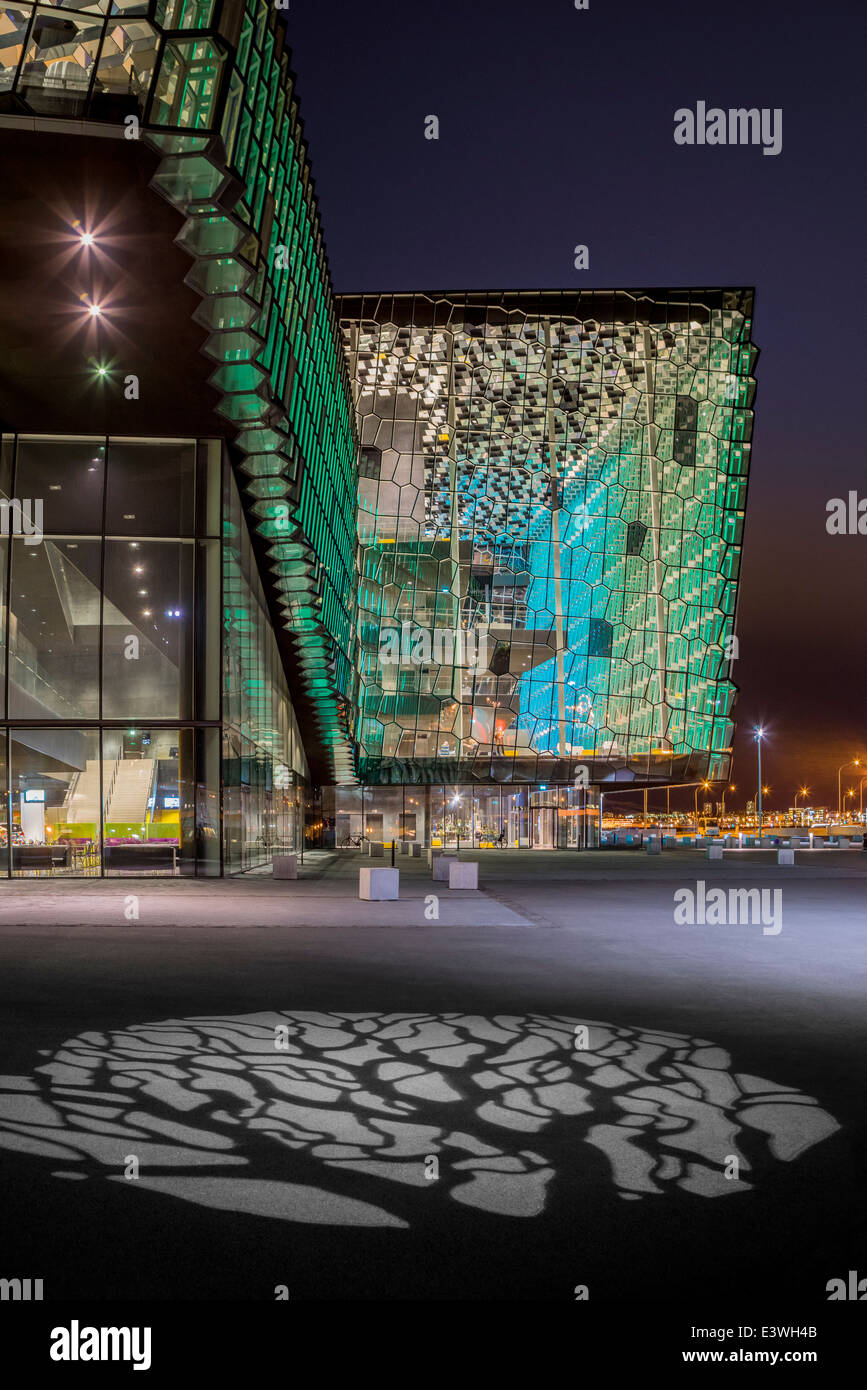 Concerto di Harpa e sala conferenza di notte, Reykjavik, Islanda luci festive durante l'inverno annuale celebrazione delle luci. Foto Stock