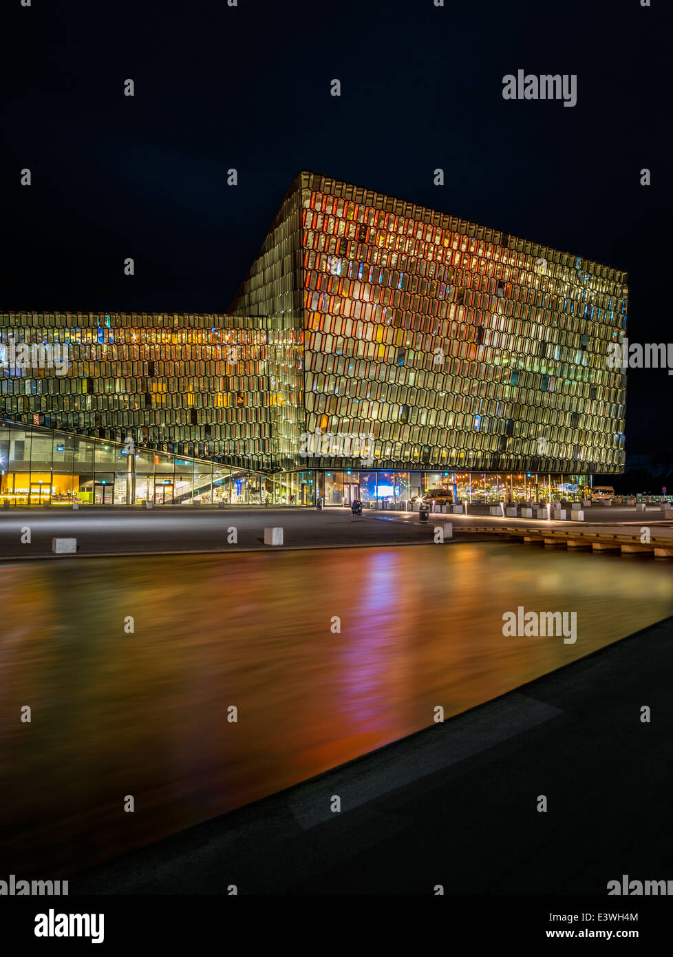 Concerto di Harpa e sala conferenza di notte, Reykjavik, Islanda luci festive durante l'inverno annuale celebrazione delle luci. Foto Stock