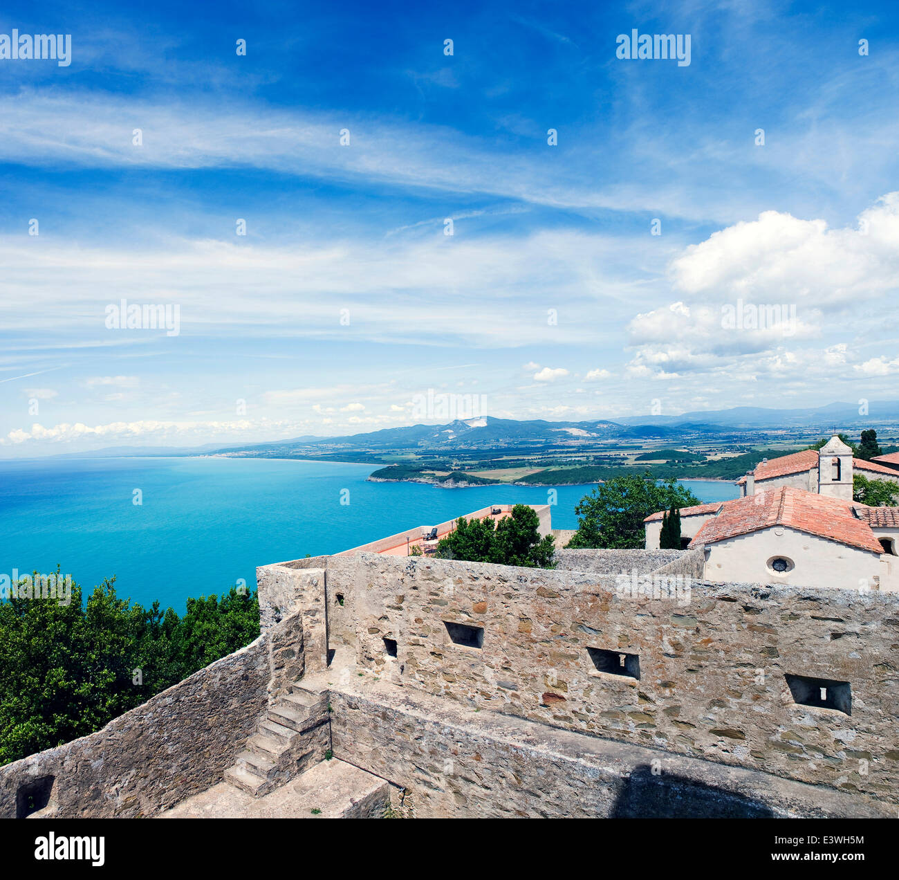 Vista dalla Torre di Populonia del Castello di Populonia e il Golfo di Baratti, Populonia, Provincia di Livorno, Toscana, Italia Foto Stock