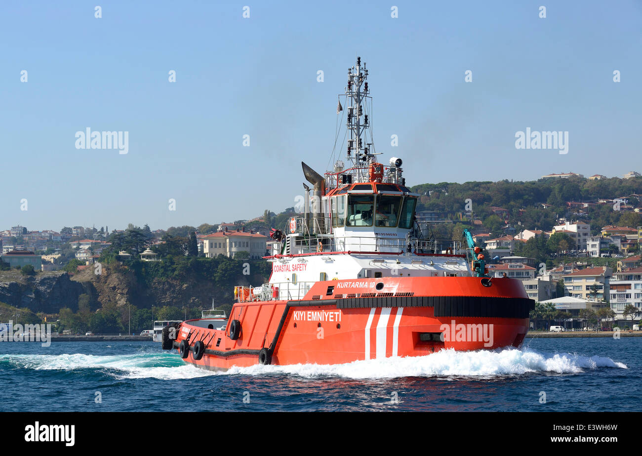 La guardia costiera della barca sul Bosforo, Istanbul, parte europea, Turchia Foto Stock