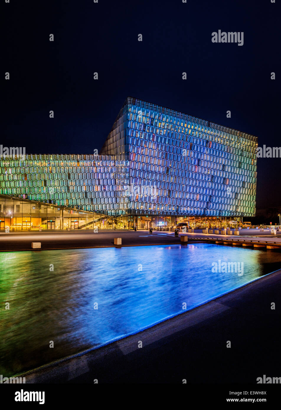 Concerto di Harpa e sala conferenza di notte, Reykjavik, Islanda luci festive durante l'inverno annuale celebrazione delle luci. Foto Stock