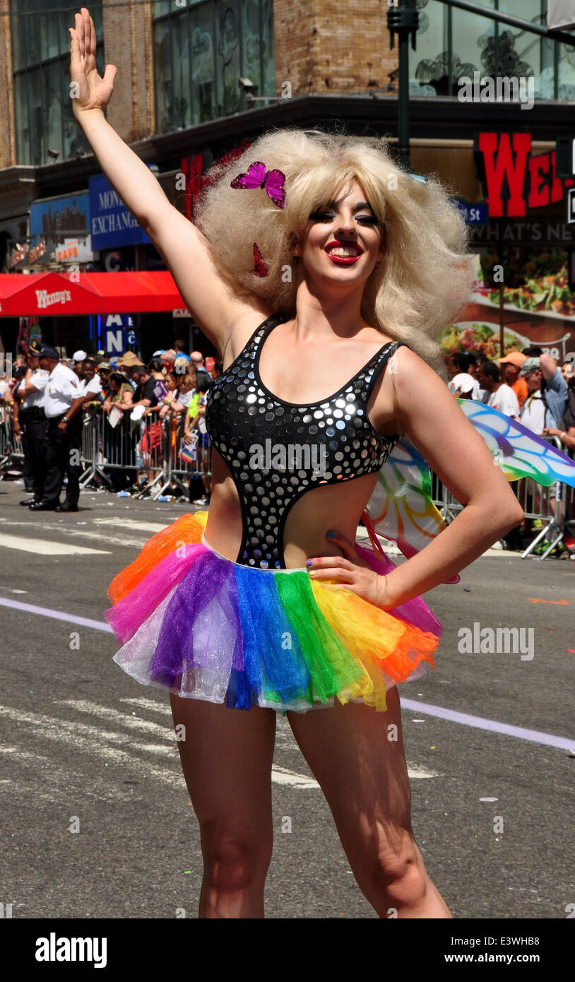NYC: Uomo nel trascinare sporting un arcobaleno tutu al 2014 Gay Pride Parade sulla Quinta Avenue Foto Stock