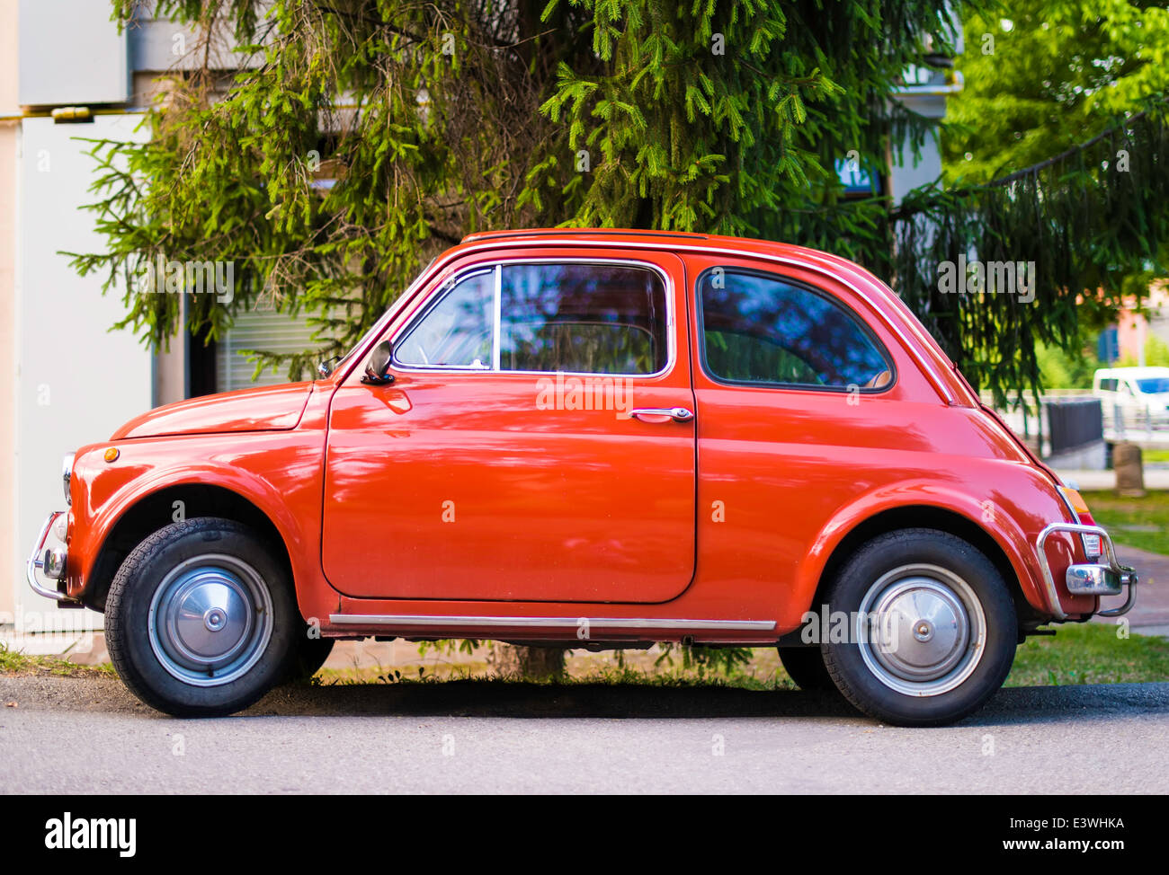 Vintage piccola vettura italiana Fiat Abarth. Colore rosso Foto Stock