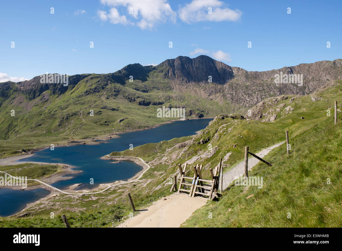 Due montanti su Pyg via sopra i minatori via intorno Llyn Llydaw in Snowdon a ferro di cavallo con Y Lliwedd al di là. Snowdonia Wales UK Foto Stock