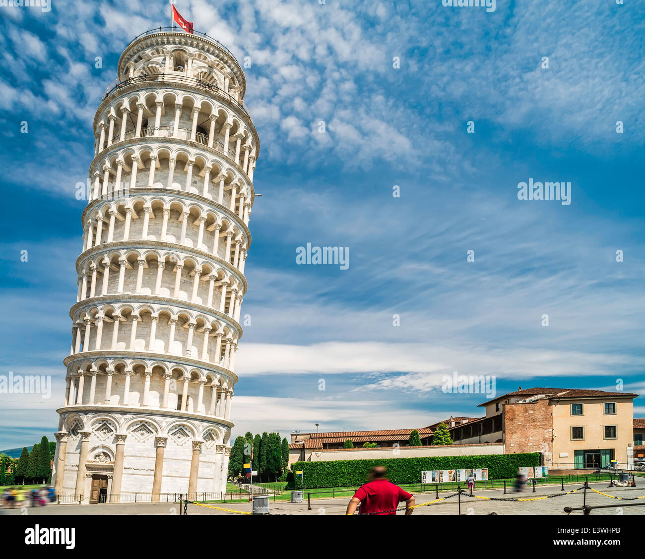 Torre pendente di Pisa. Blu cielo nuvoloso sfondo Foto Stock