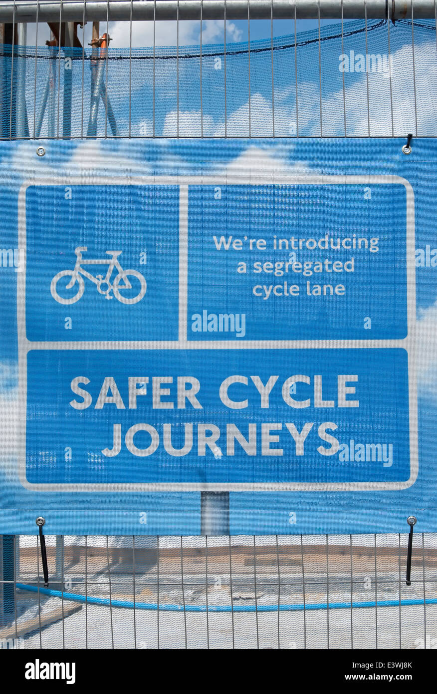 Tela temporaneo avviso eretto durante i lavori a Chiswick Bridge, Londra, Inghilterra Foto Stock