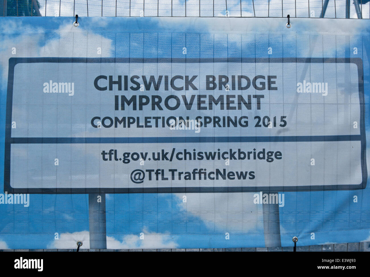 Tela temporaneo avviso eretto durante i lavori a Chiswick Bridge, Londra, Inghilterra Foto Stock