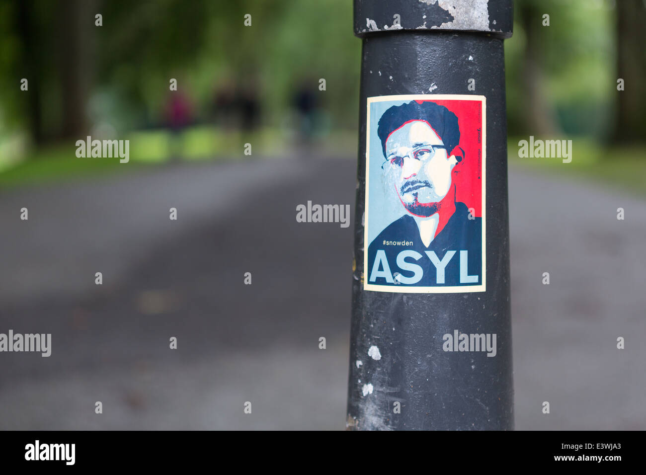 Un poster chiamando per Edward Snowden per essere dato asilo Foto Stock