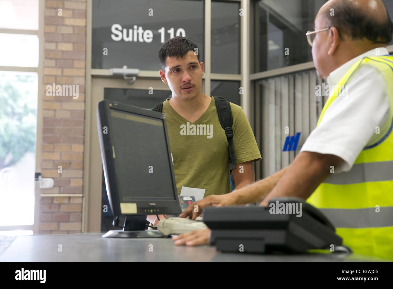 Maschio cittadino statunitense a McAllen, Texas stazione bus tenta di ottenere informazioni sulla sorte di diritto comune moglie e bambino portato illegalmente Foto Stock