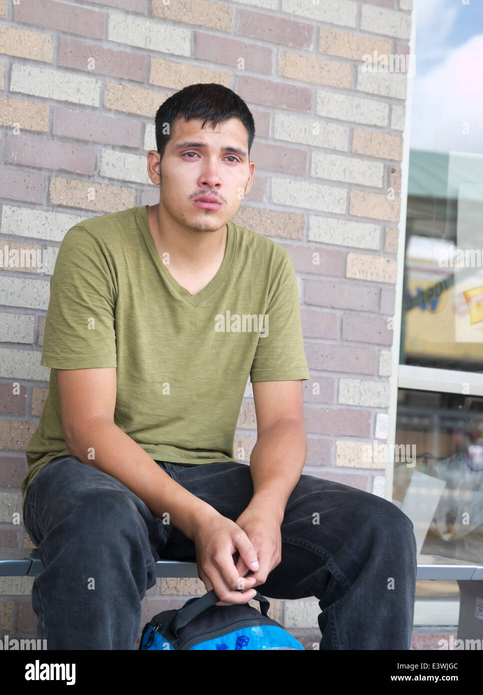 Maschio cittadino statunitense a McAllen, Texas stazione bus tenta di ottenere informazioni sulla sorte di diritto comune moglie e bambino portato illegalmente Foto Stock