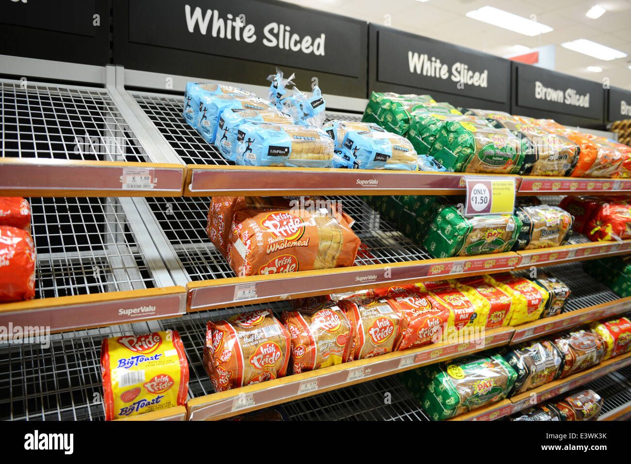 Le pagnotte di pane su uno scaffale di supermercato Foto Stock