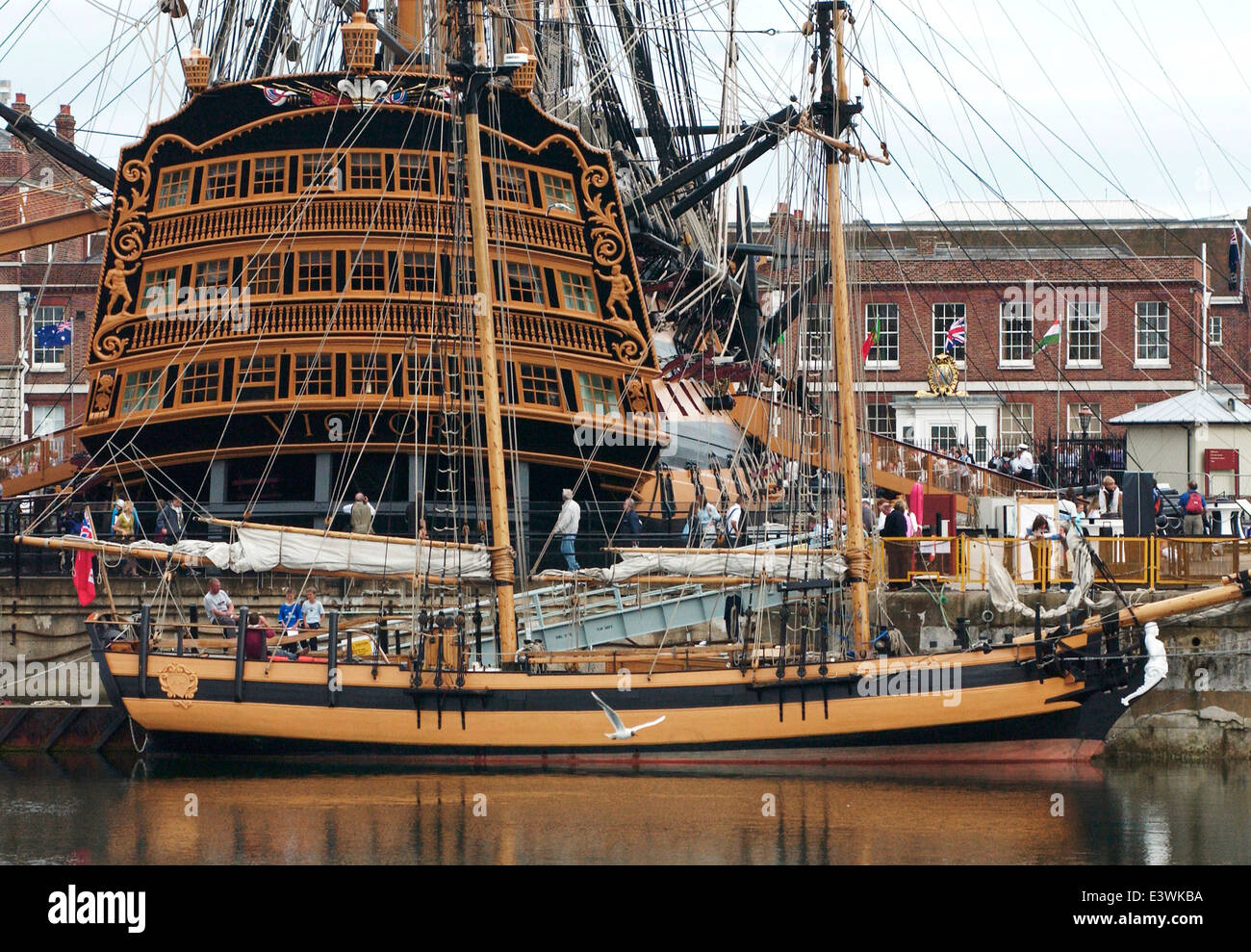 AJAXNETPHOTO. 2005. PORTSMOUTH, INGHILTERRA - REPLICA DEL XVIII SECOLO. GOLETTA PICCHETTATA COMANDATA DAL TENENTE JOHN LAPENOTIERE, CHE BROGHT LA BUONA E LA CATTIVA NOTIZIA DELLA BATTAGLIA DI TRAFALGAR IN GRAN BRETAGNA NEL 1805 DOPO UN PASSAGGIO DI NOVE GIORNI DALLO STRETTO DI GIBILTERRA. LA REPLICA FU COSTRUITA IN RUSSIA NEL 1996. SULLO SFONDO, LA NAVE AMMIRAGLIA DI NELSON HMS VICTORY. FOTO: JONATHAN EASTLAND RIF: D50307/2/214 Foto Stock