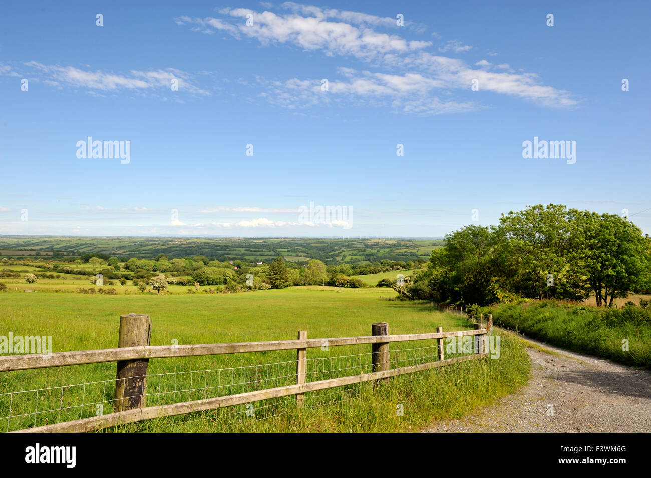 Campagna gallese e campi con la fattoria via, Carmarthenshire, Wales, Regno Unito Foto Stock