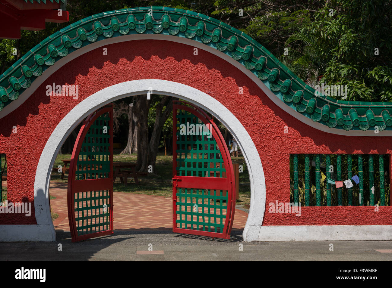 Il gate del da tempio Bogong sull'Isola di Kusu vicino a Singapore Foto Stock