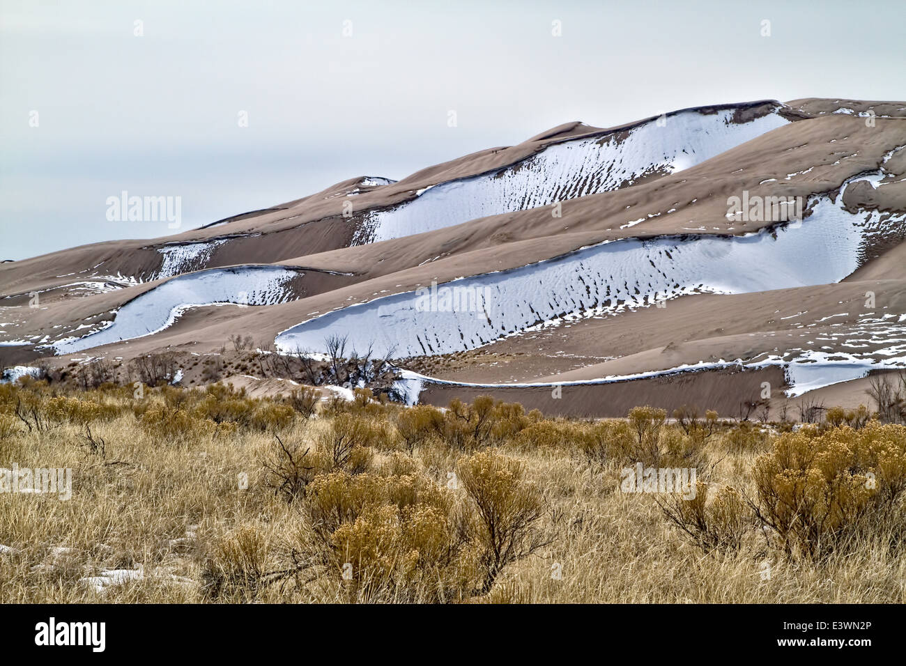 Grandi dune di sabbia del Parco Nazionale in inverno con la neve Foto Stock