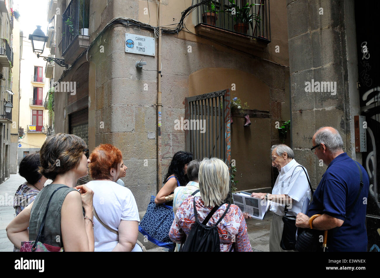 I turisti che frequentano Barcellona misterioso tour con una guida informazioni sulla strada di Barcellona Foto Stock