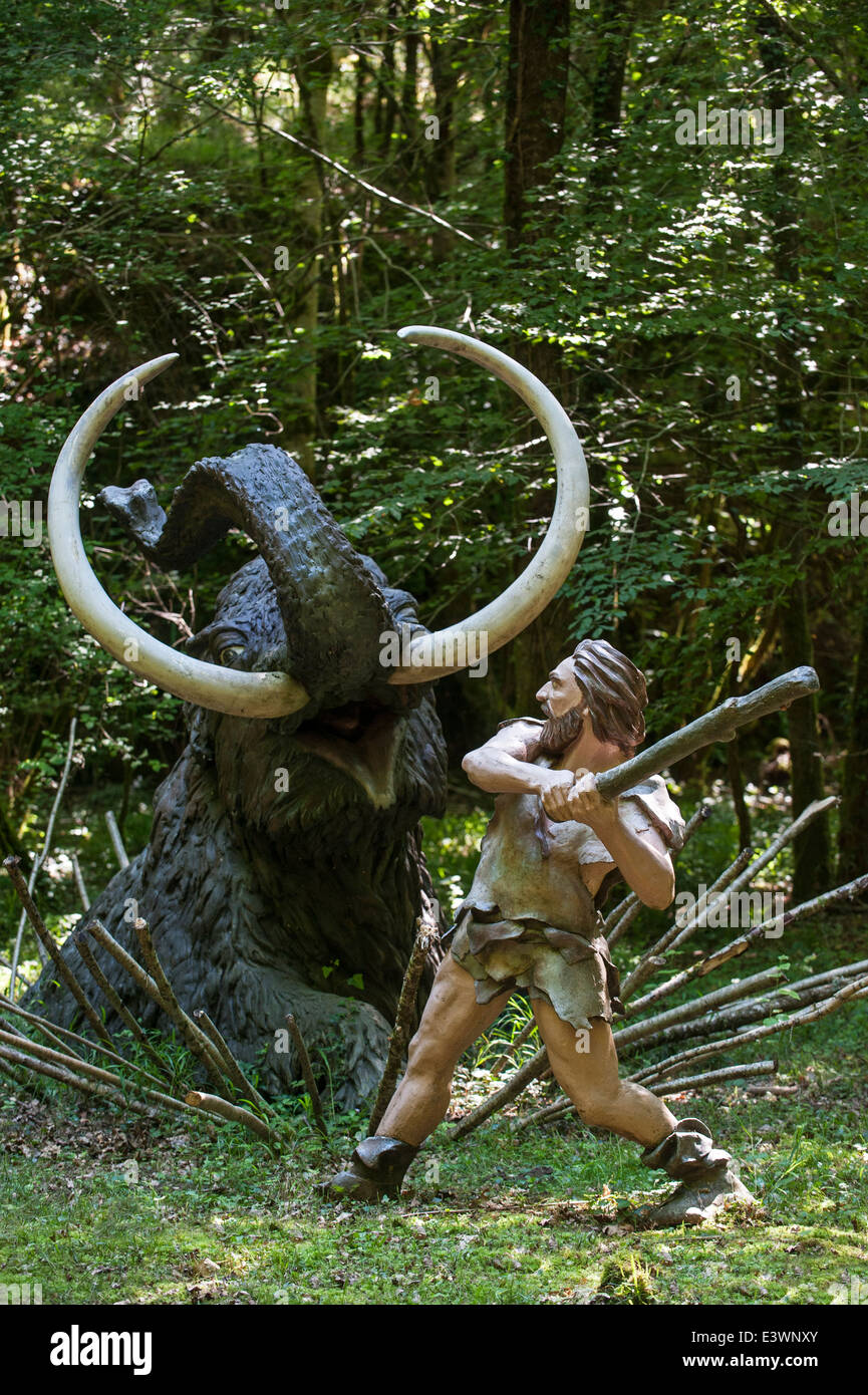 Il cacciatore di Neanderthal uccidere intrappolato mammut preistorici a Prehisto Parc, Tursac, Périgord e Dordogna, Francia Foto Stock