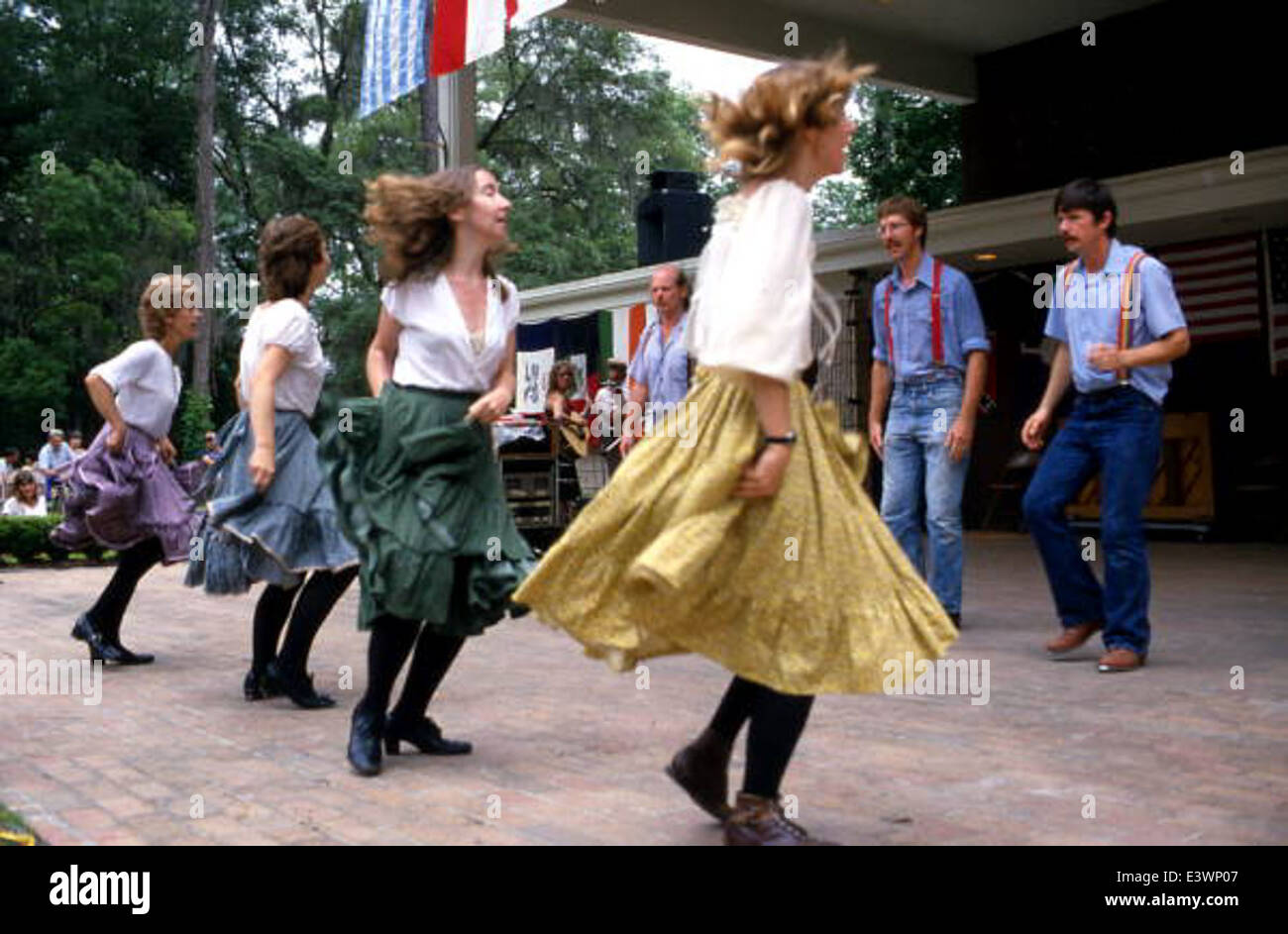 I Cross Creek Cloggers si esibiscono al White Springs Florida Folk Festival, mostrando la tradizionale danza degli zoccoli come parte della celebrazione del patrimonio popolare e culturale del festival. Foto Stock