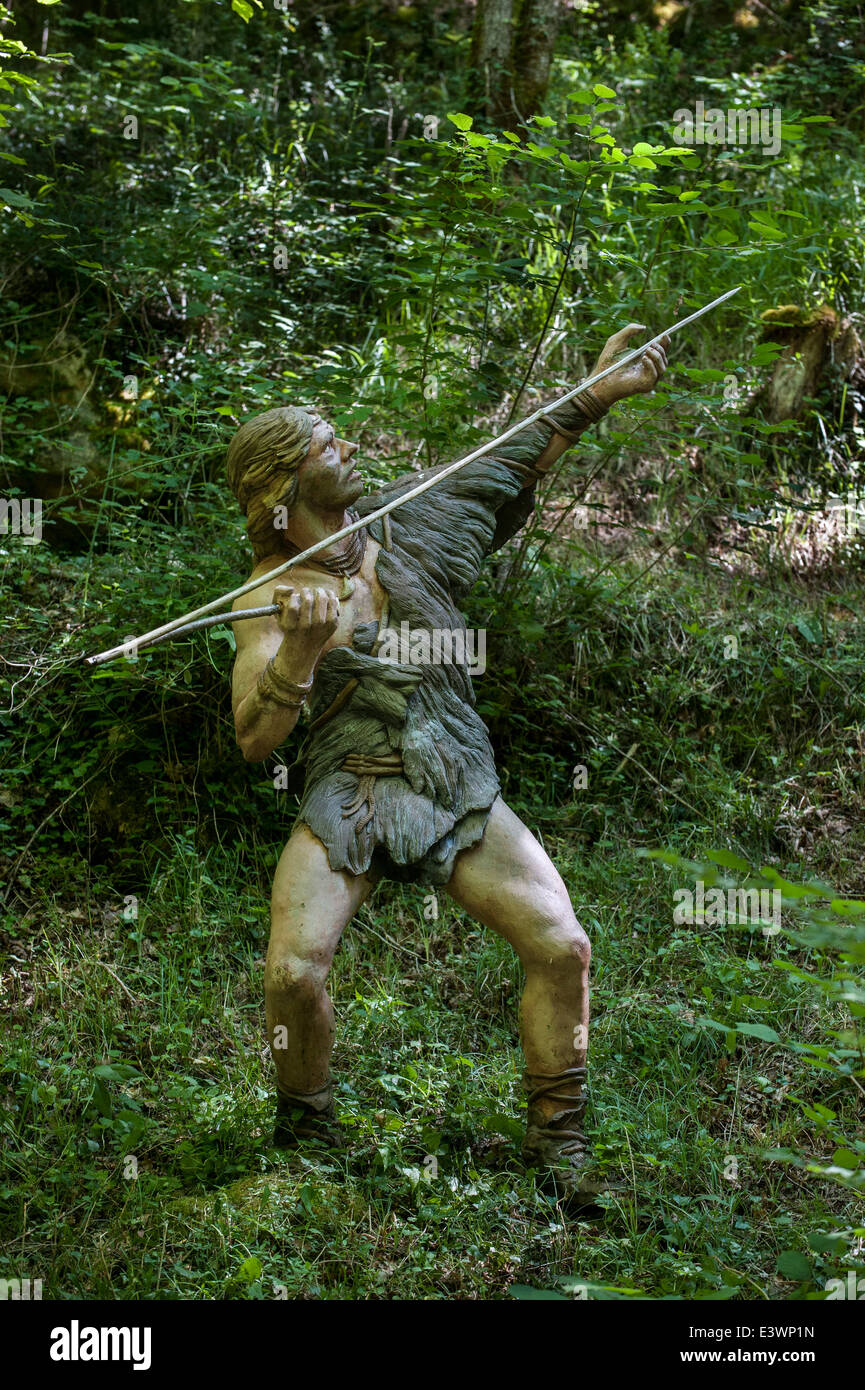 Cro-magnon hunter gettando lancia con aiuto di spear-thrower / atlatl, Prehisto Parc, Tursac, Périgord e Dordogna, Francia Foto Stock