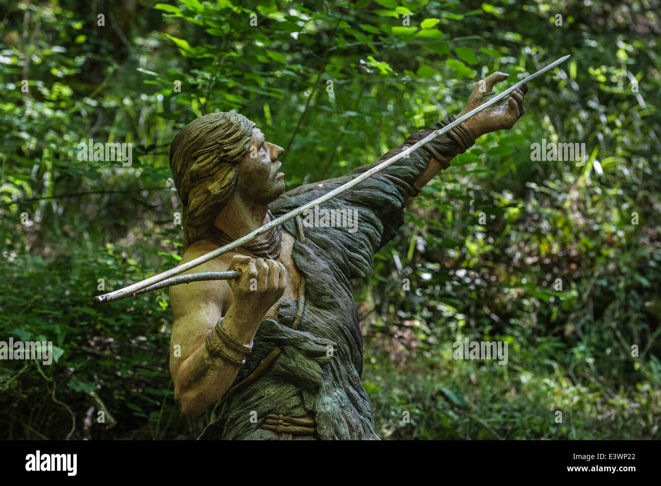 Cro-magnon hunter gettando lancia con aiuto di spear-thrower / atlatl, Prehisto Parc, Tursac, Périgord e Dordogna, Francia Foto Stock