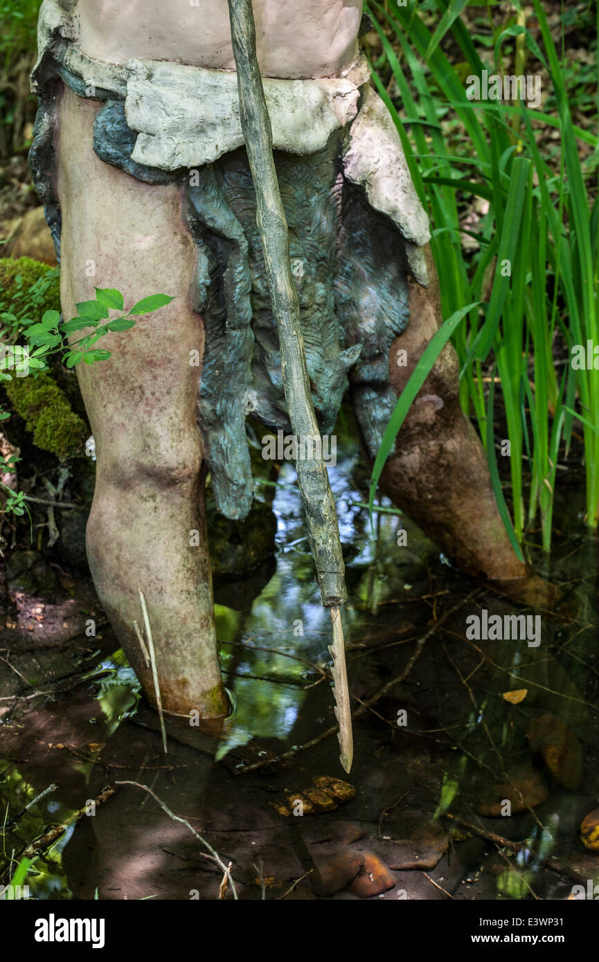 Cro-magnon uomo Pesca nel laghetto con arpione a Prehisto Parc circa la vita preistorica a Tursac, Périgord e Dordogna, Francia Foto Stock
