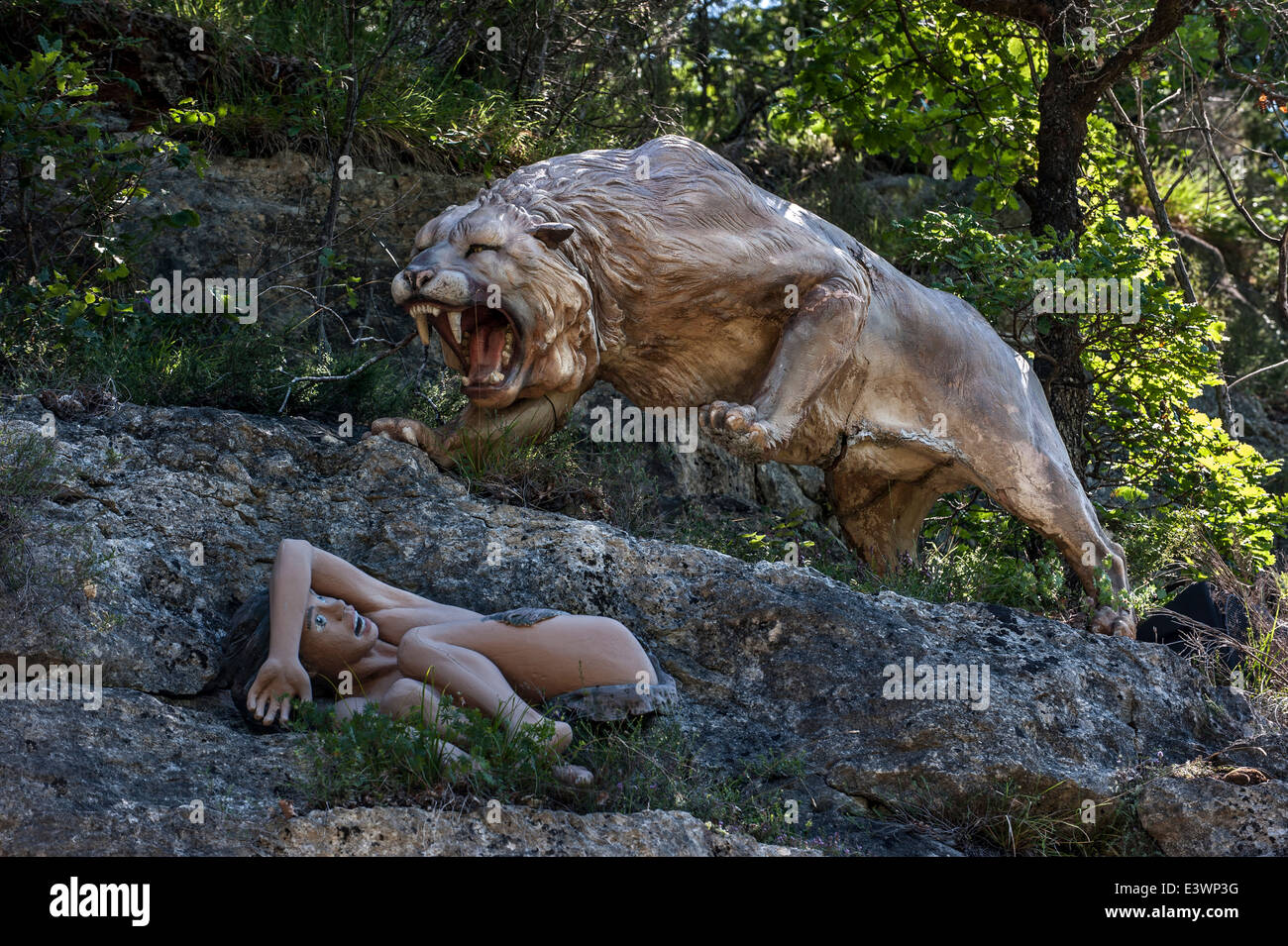 Eurasian grotta lion (Panthera leo spelaea) carica di Cro-Magnon ragazzo di Prehisto Parc circa la vita preistorica a Tursac, Francia Foto Stock