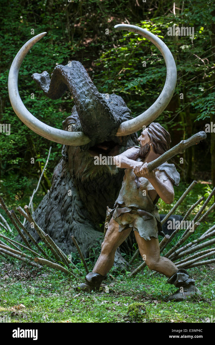 Il cacciatore di Neanderthal uccidere intrappolato mammut preistorici a Prehisto Parc, Tursac, Périgord e Dordogna, Francia Foto Stock