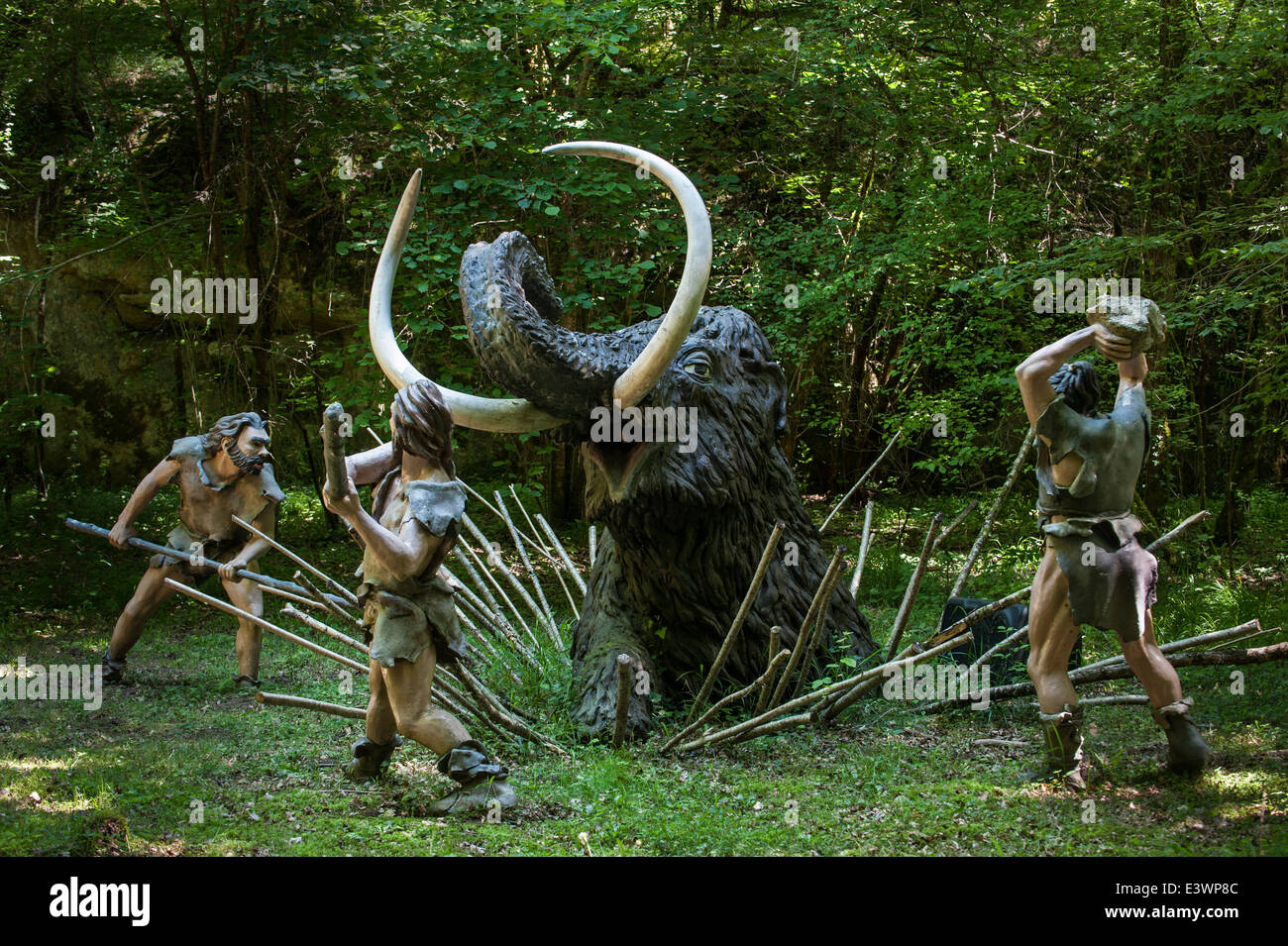 Cacciatori di Neanderthal uccidere intrappolato mammut preistorici a Prehisto Parc, Tursac, Périgord e Dordogna, Francia Foto Stock