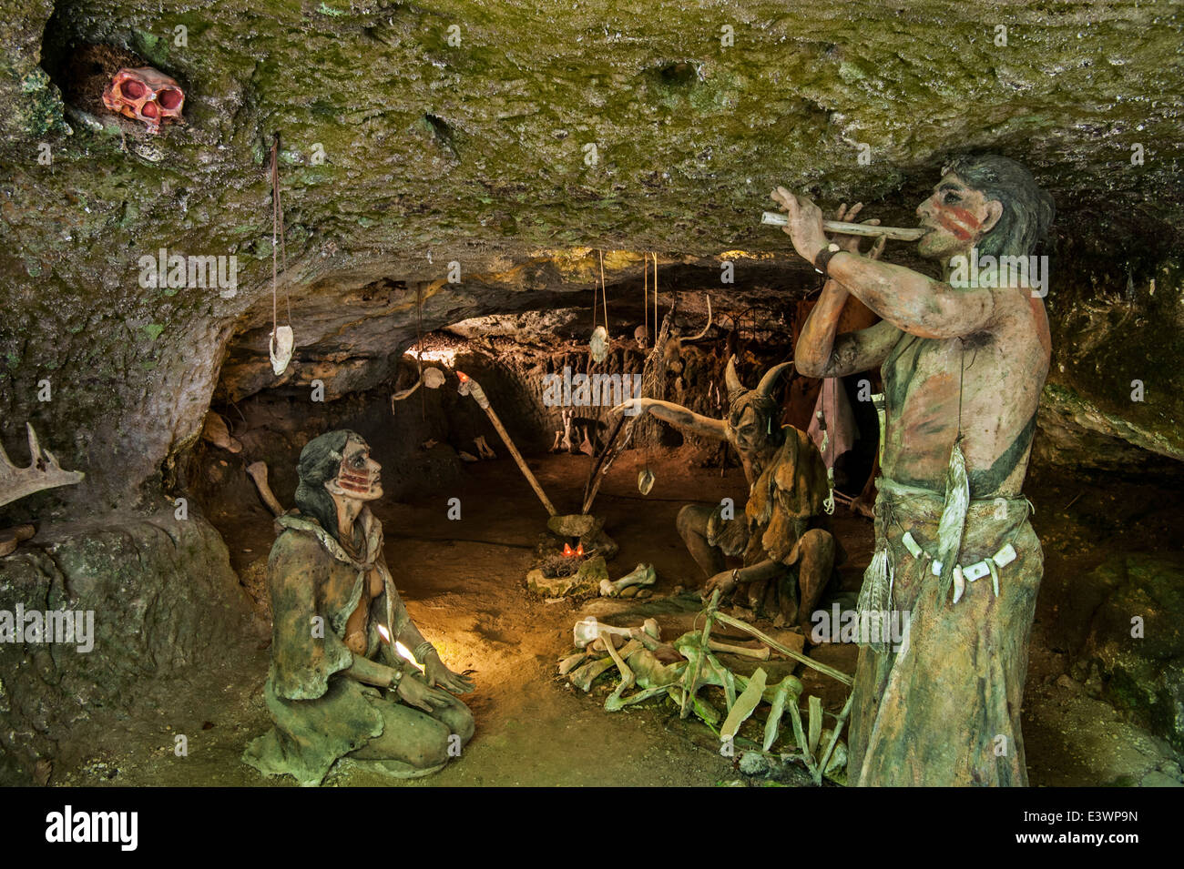 Preistorici shamen Cro-Magnon e donna in grotta presso Grottes du Roc de Cazelle, Les Eyzies, Périgord, Dorogne, Francia Foto Stock
