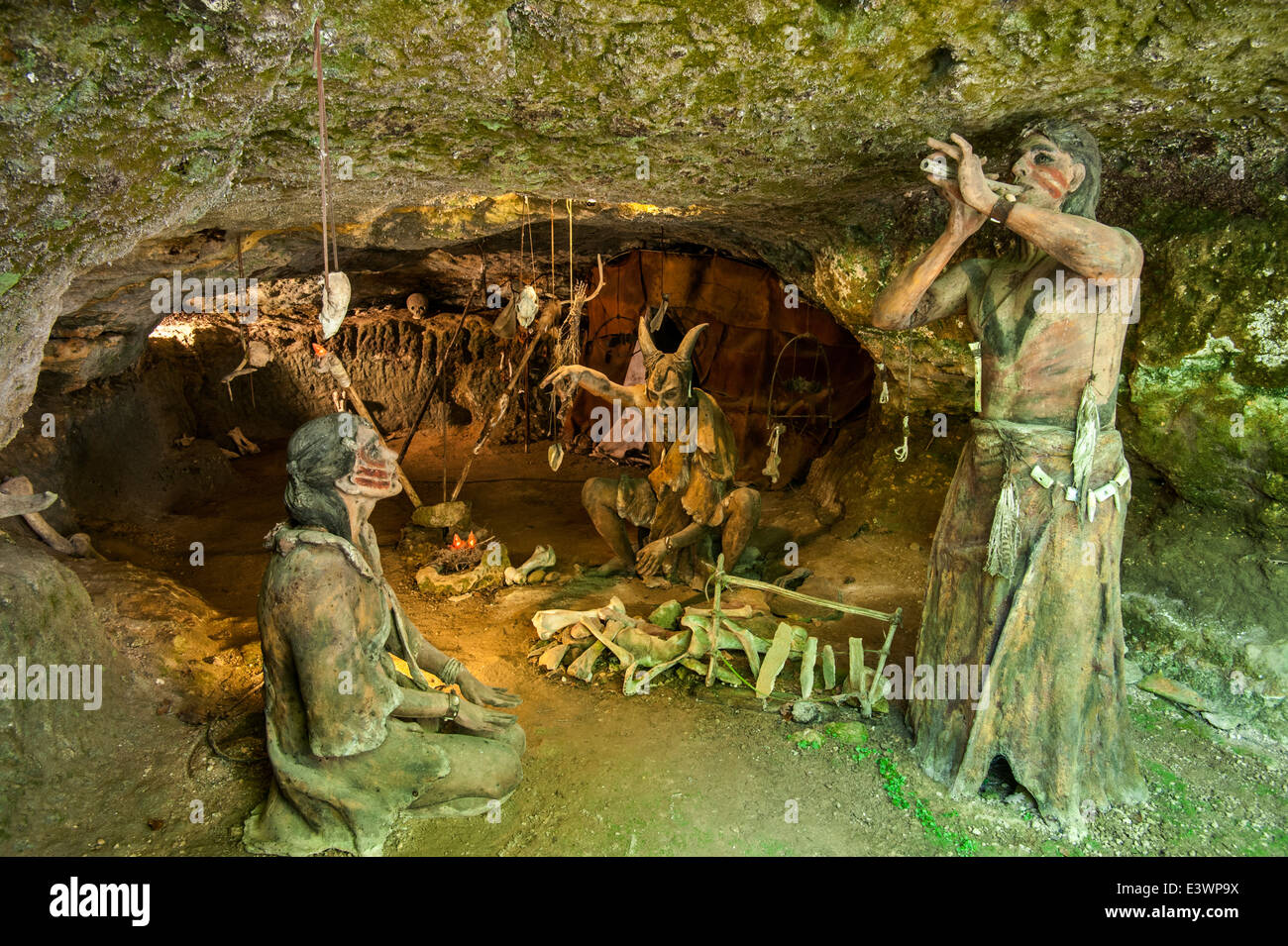 Preistorici shamen Cro-Magnon e donna in grotta presso Grottes du Roc de Cazelle, Les Eyzies, Périgord, Dorogne, Francia Foto Stock