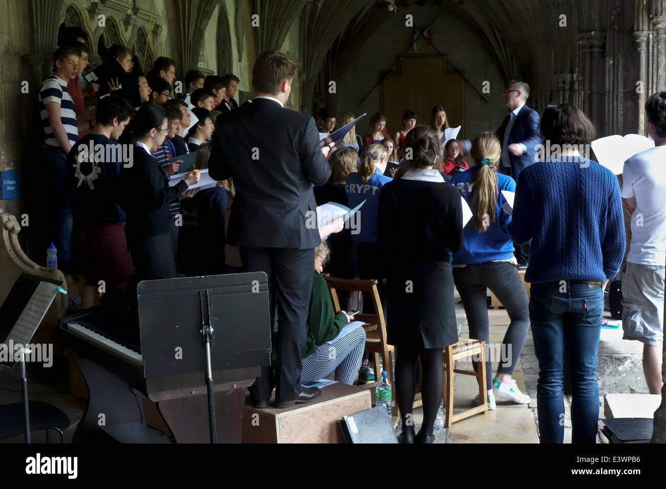 Il Coro pratica nei chiostri la Cattedrale di Canterbury Foto Stock