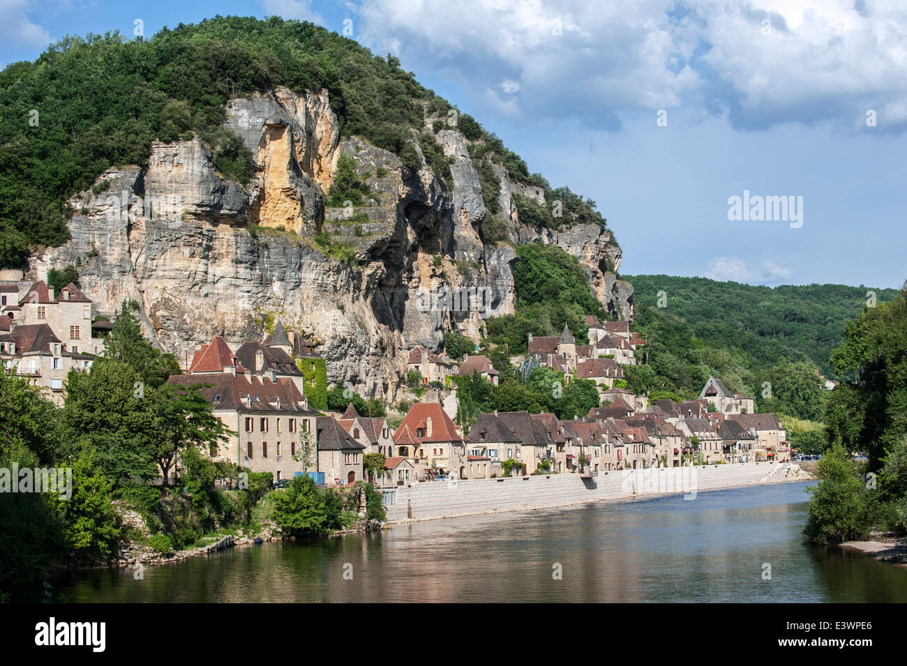 Il borgo medievale La Roque-Gageac e il fiume Dordogne Périgord,, Aquitaine, Francia Foto Stock