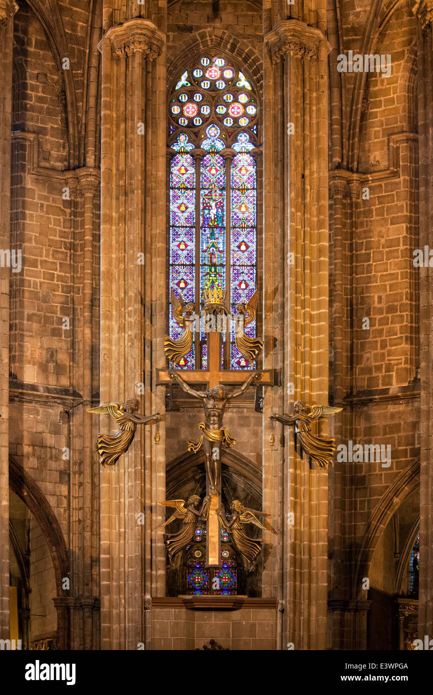 Crocifisso con angeli e vetrata dell'altare della cattedrale di Barcellona in Catalogna, Spagna. Foto Stock