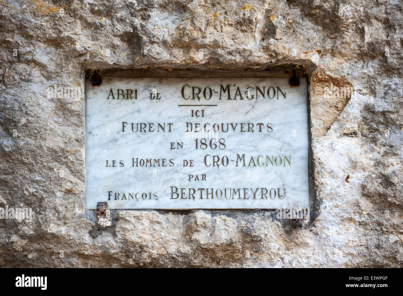 Lapide che ricorda la scoperta di Cro Magnon uomo da Berthoumeyrou, Abri de Cro-Magnon, Les Eyzies-de-Tayac-Sireuil, Francia Foto Stock
