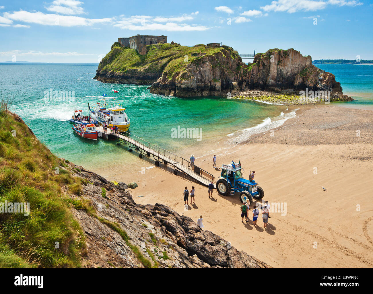 Gite in barca dal castello sands, St Catherines Isola, Tenby, Galles. Foto Stock